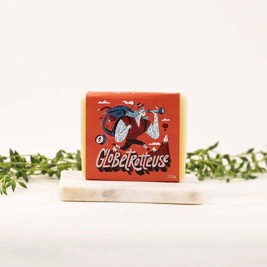Barre de savon solide tout-en-un La Globetrotteuse, parfum sapin et eucalyptus.