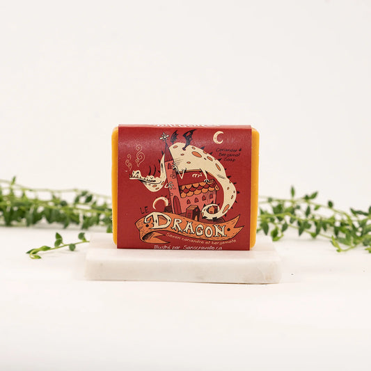 Savon artisanal Le Dragon de la Savonnerie des Diligences, dans son emballage illustré.